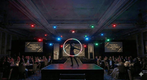 Chica bailando con drones alrededor en una gala de entrega de premios